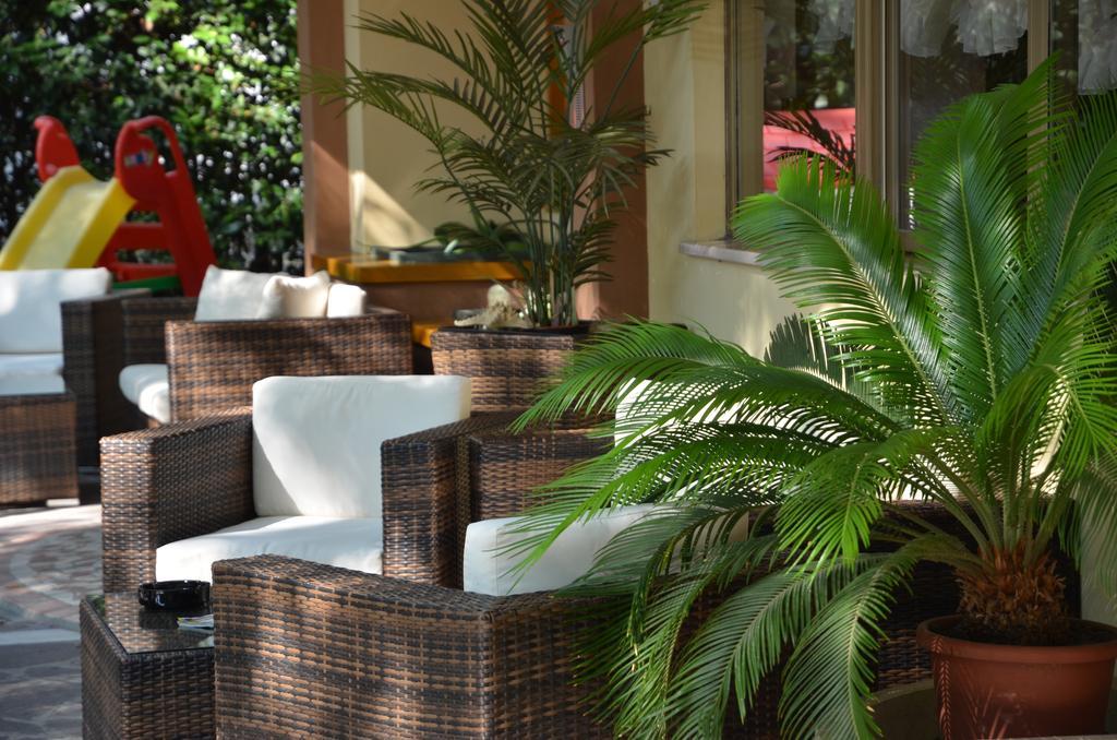 Hotel Monique تّشيرفييا المظهر الخارجي الصورة