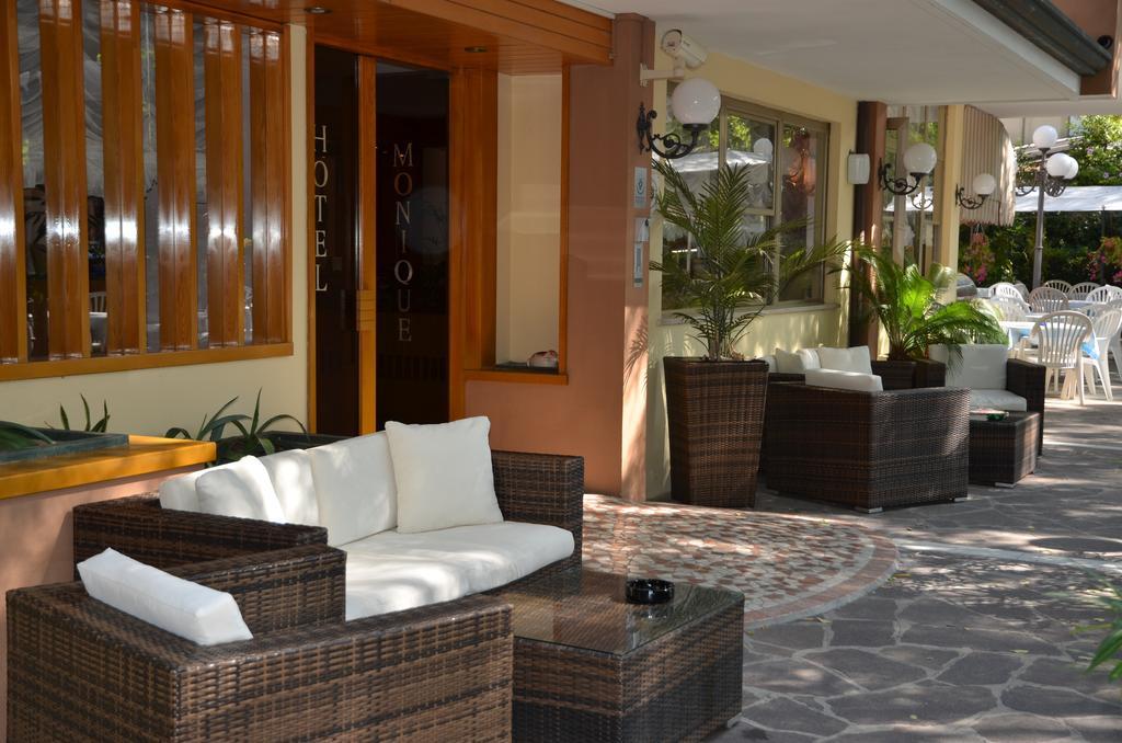 Hotel Monique تّشيرفييا المظهر الخارجي الصورة