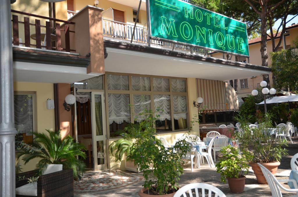 Hotel Monique تّشيرفييا المظهر الخارجي الصورة