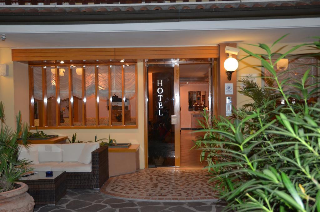 Hotel Monique تّشيرفييا المظهر الخارجي الصورة