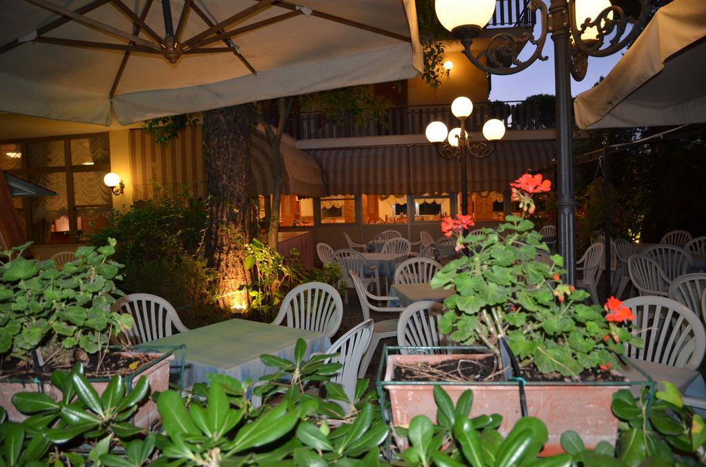 Hotel Monique تّشيرفييا المظهر الخارجي الصورة
