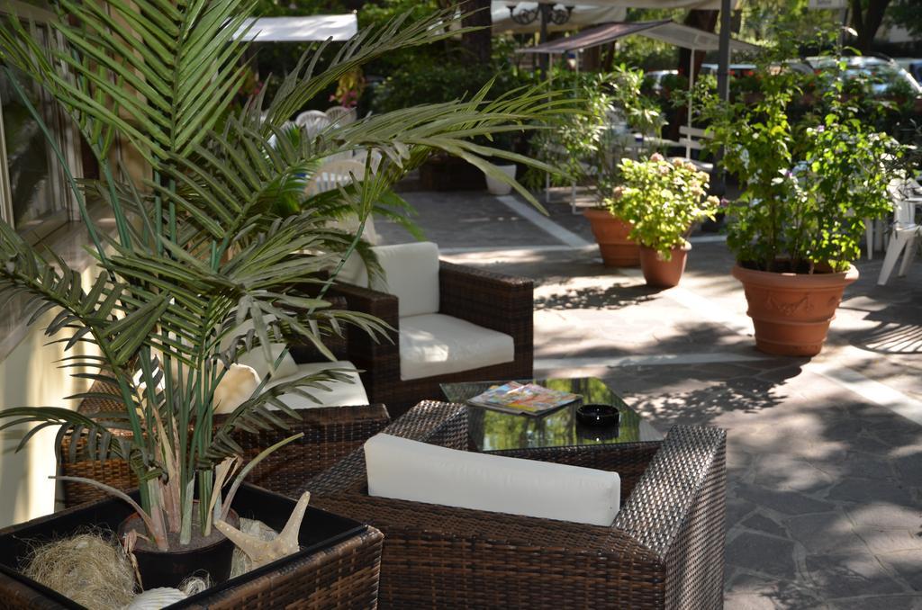 Hotel Monique تّشيرفييا المظهر الخارجي الصورة