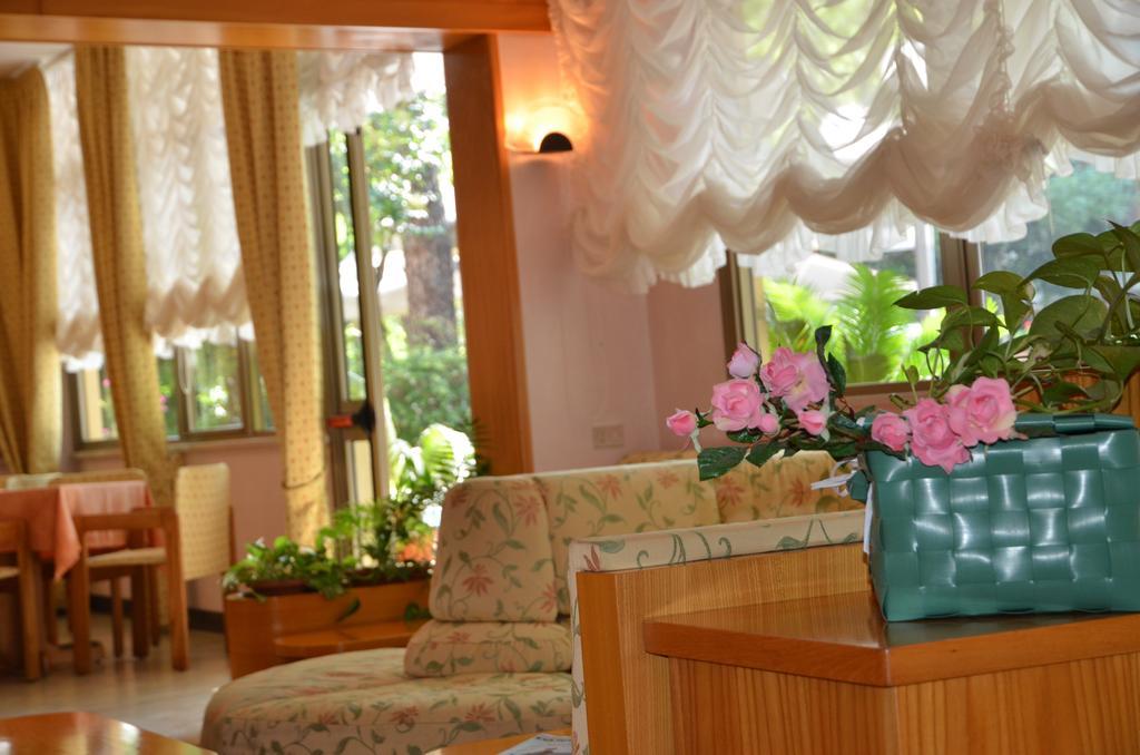 Hotel Monique تّشيرفييا المظهر الخارجي الصورة