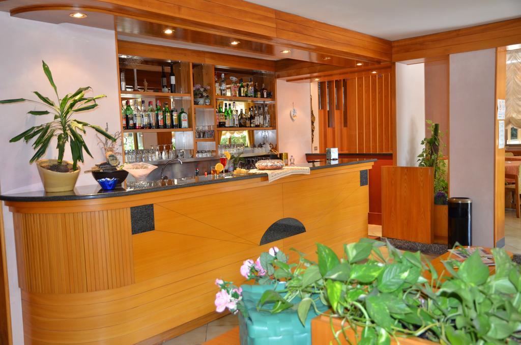 Hotel Monique تّشيرفييا المظهر الخارجي الصورة