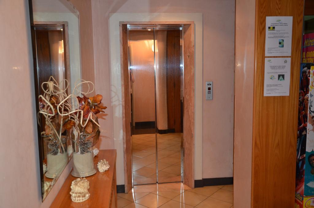 Hotel Monique تّشيرفييا المظهر الخارجي الصورة