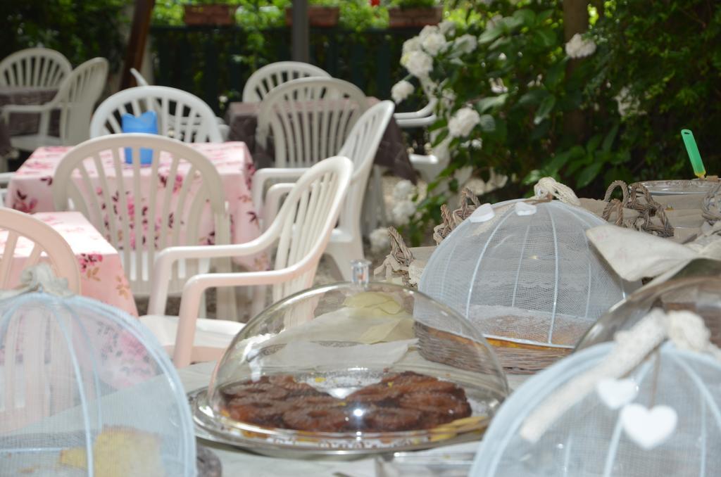 Hotel Monique تّشيرفييا المظهر الخارجي الصورة