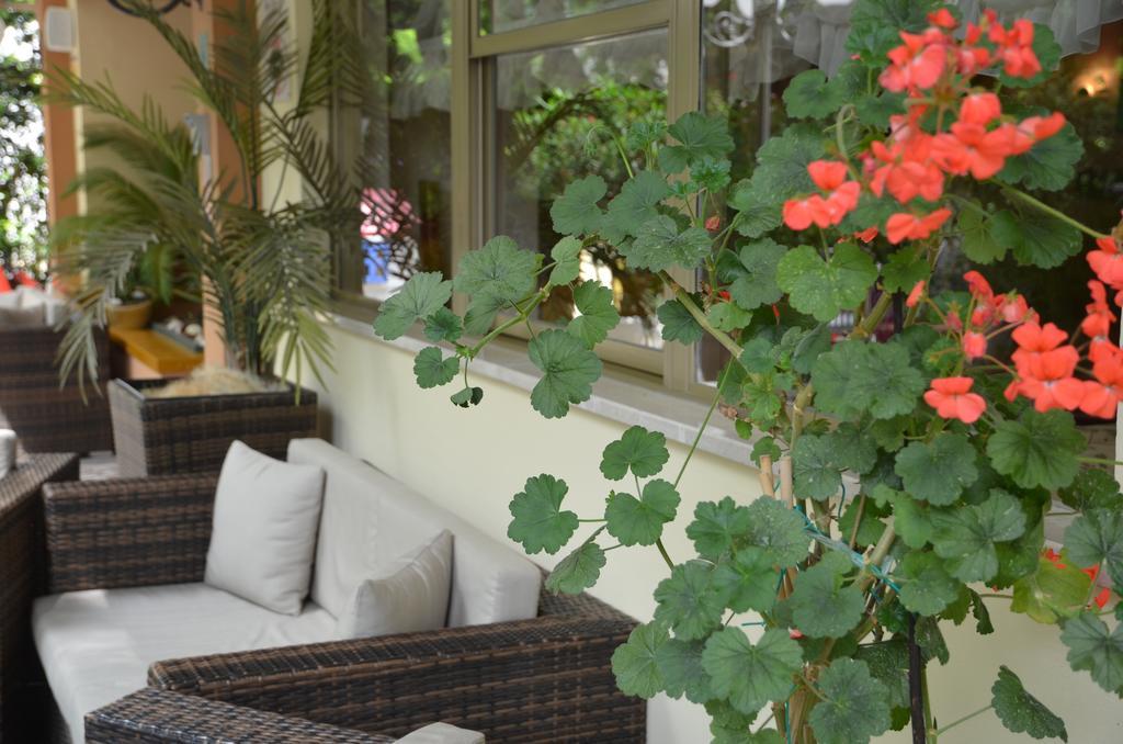Hotel Monique تّشيرفييا المظهر الخارجي الصورة