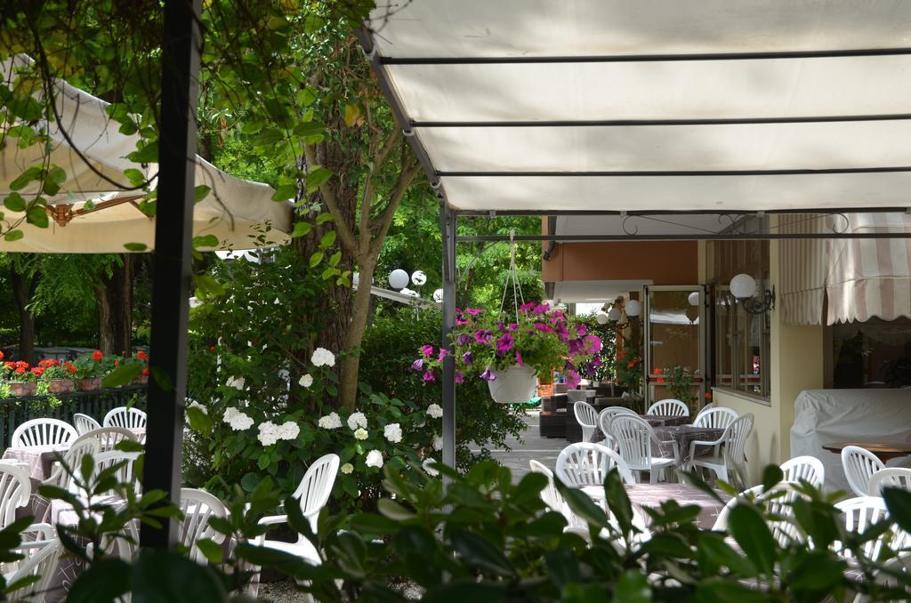 Hotel Monique تّشيرفييا المظهر الخارجي الصورة