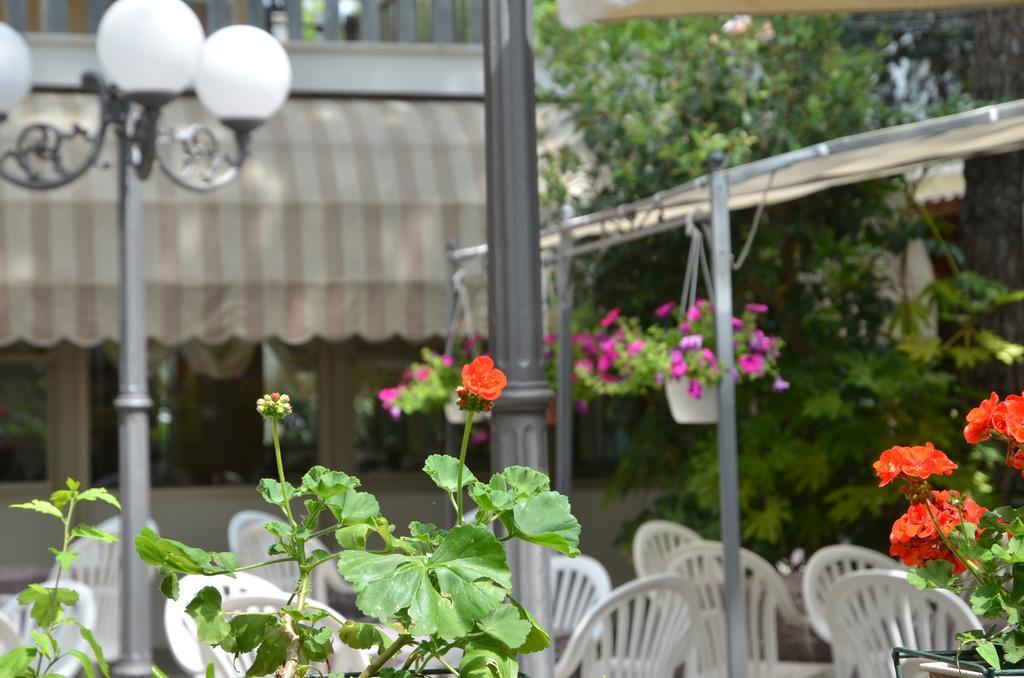 Hotel Monique تّشيرفييا المظهر الخارجي الصورة