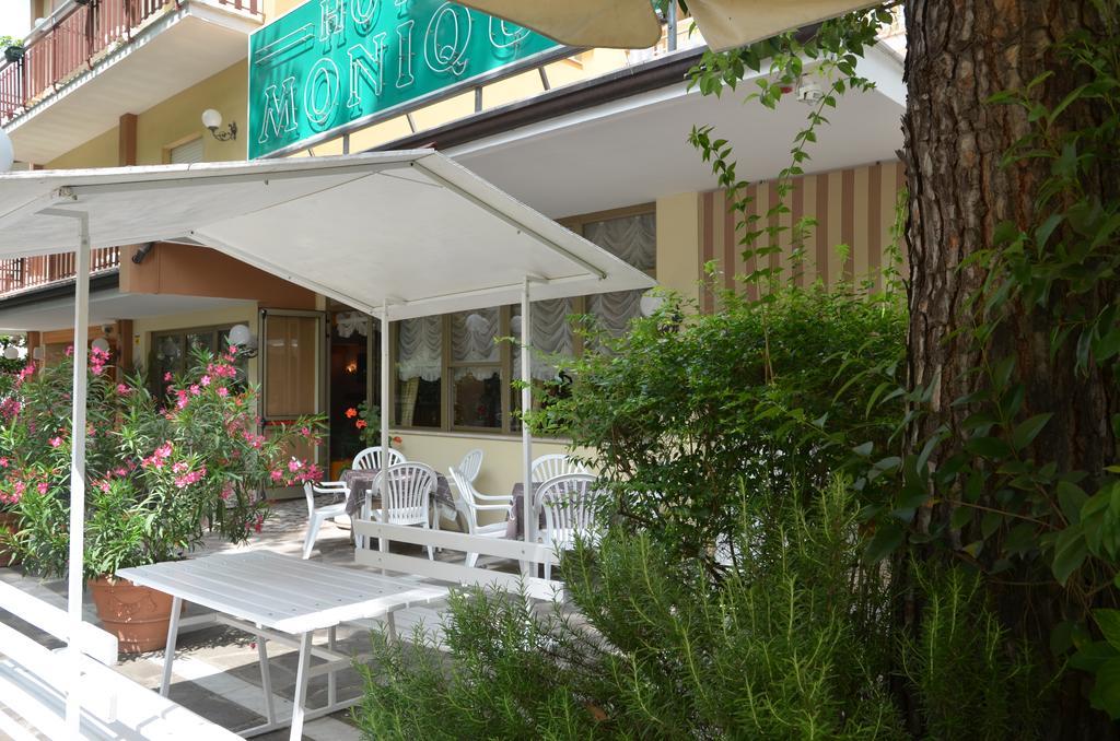 Hotel Monique تّشيرفييا المظهر الخارجي الصورة