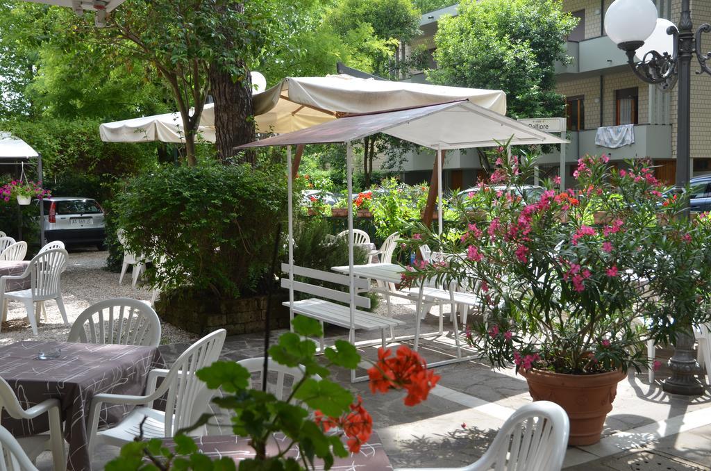 Hotel Monique تّشيرفييا المظهر الخارجي الصورة