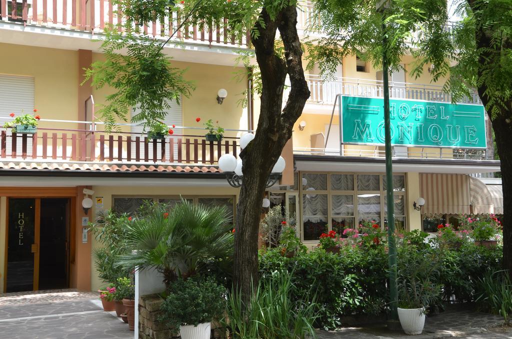 Hotel Monique تّشيرفييا المظهر الخارجي الصورة