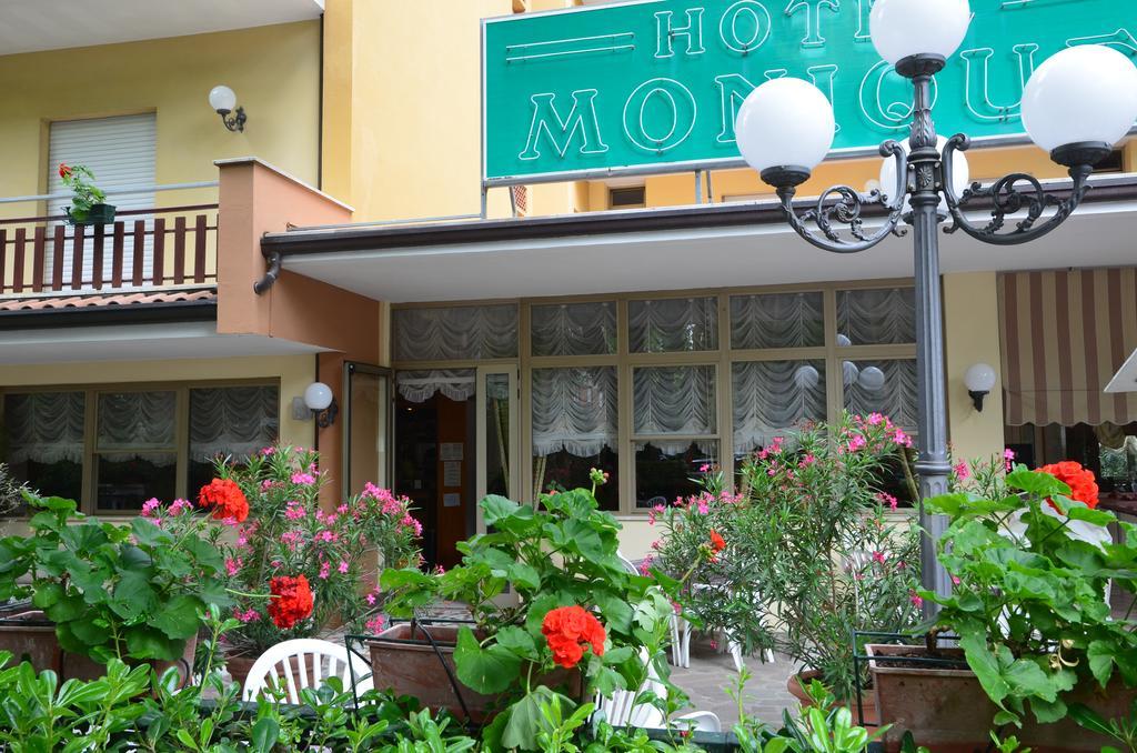 Hotel Monique تّشيرفييا المظهر الخارجي الصورة