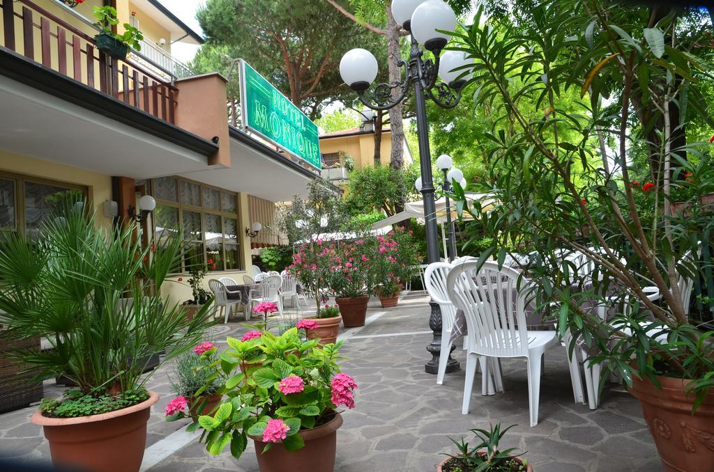 Hotel Monique تّشيرفييا المظهر الخارجي الصورة