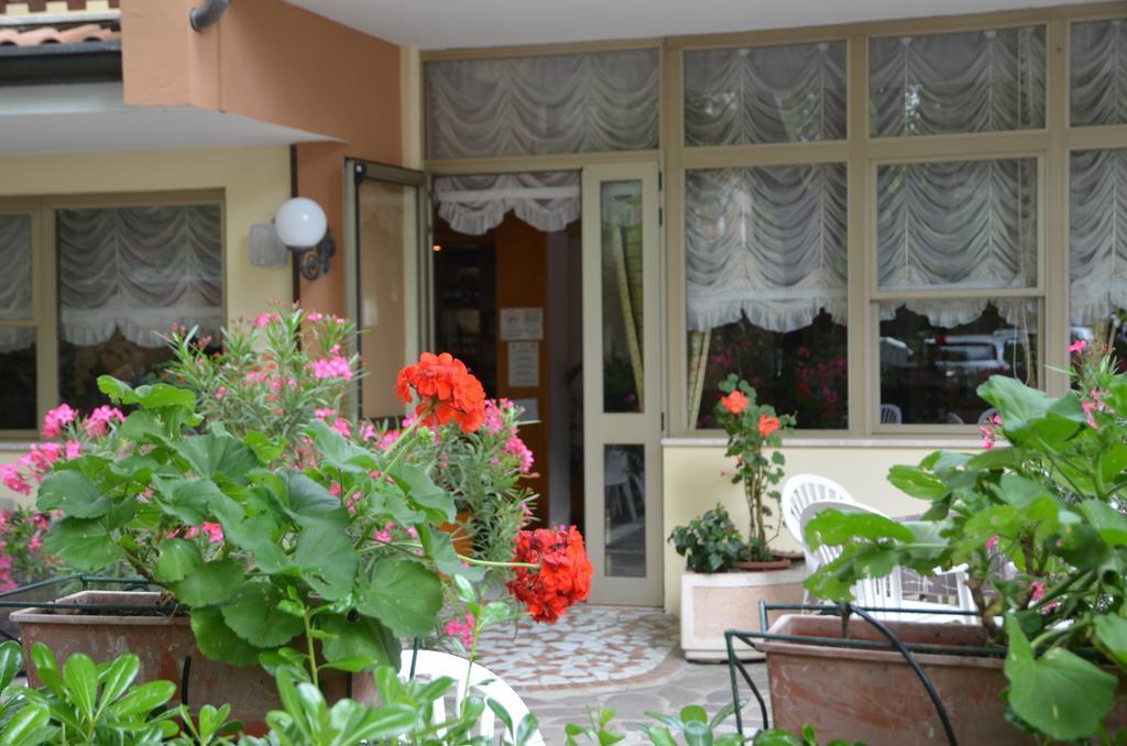 Hotel Monique تّشيرفييا المظهر الخارجي الصورة