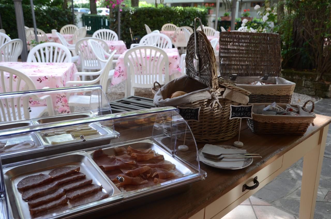 Hotel Monique تّشيرفييا المظهر الخارجي الصورة