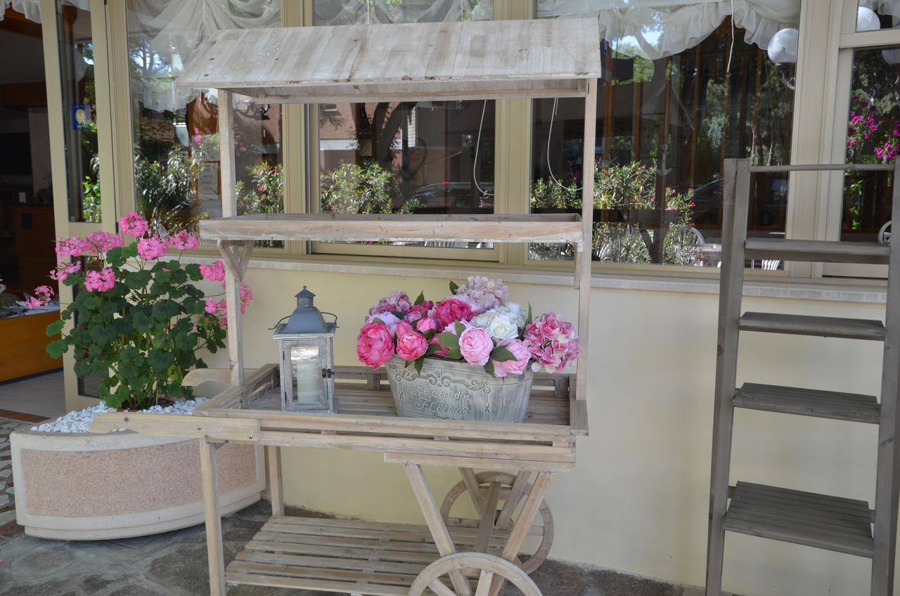 Hotel Monique تّشيرفييا المظهر الخارجي الصورة