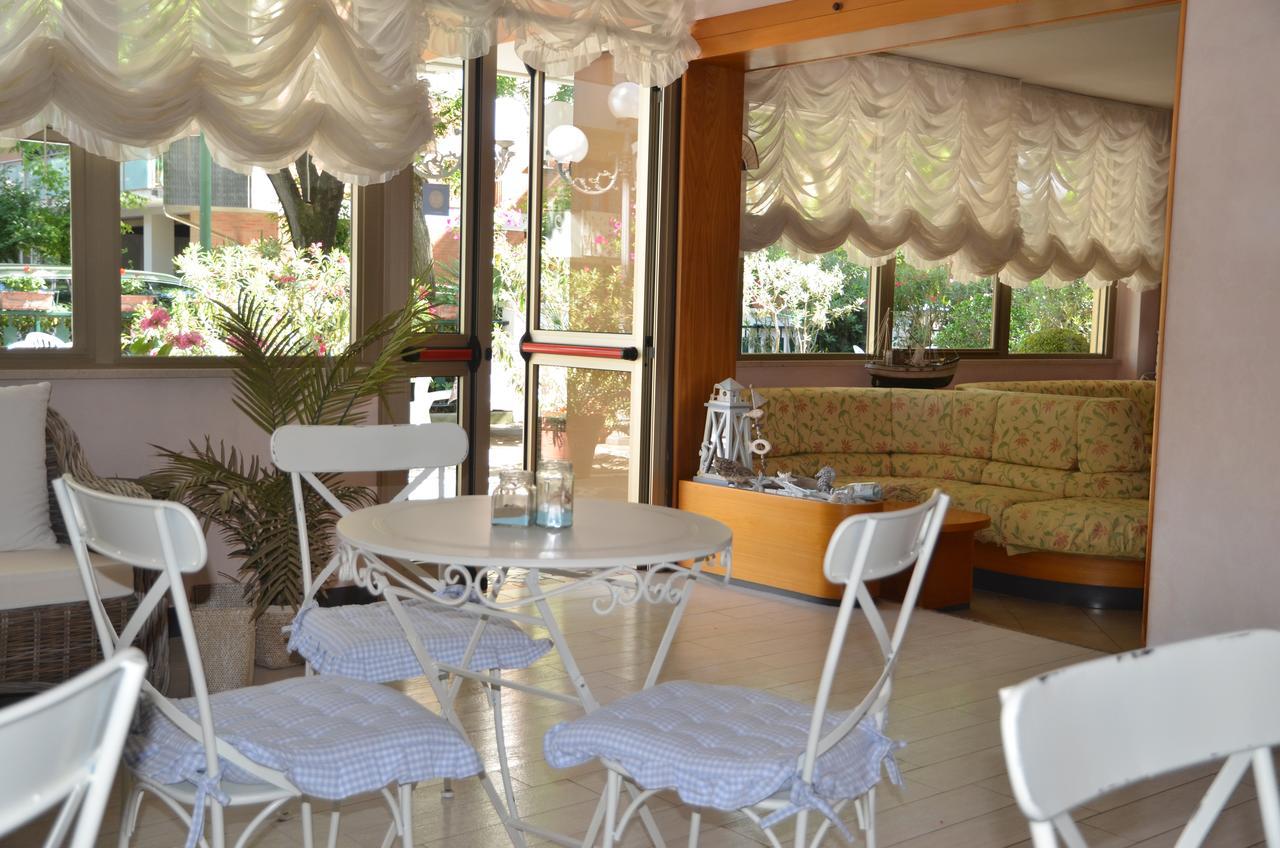 Hotel Monique تّشيرفييا المظهر الخارجي الصورة