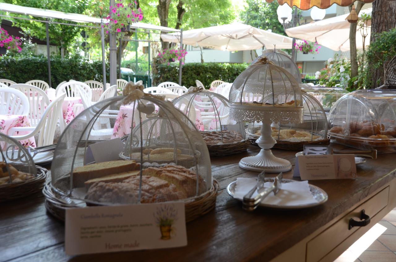 Hotel Monique تّشيرفييا المظهر الخارجي الصورة