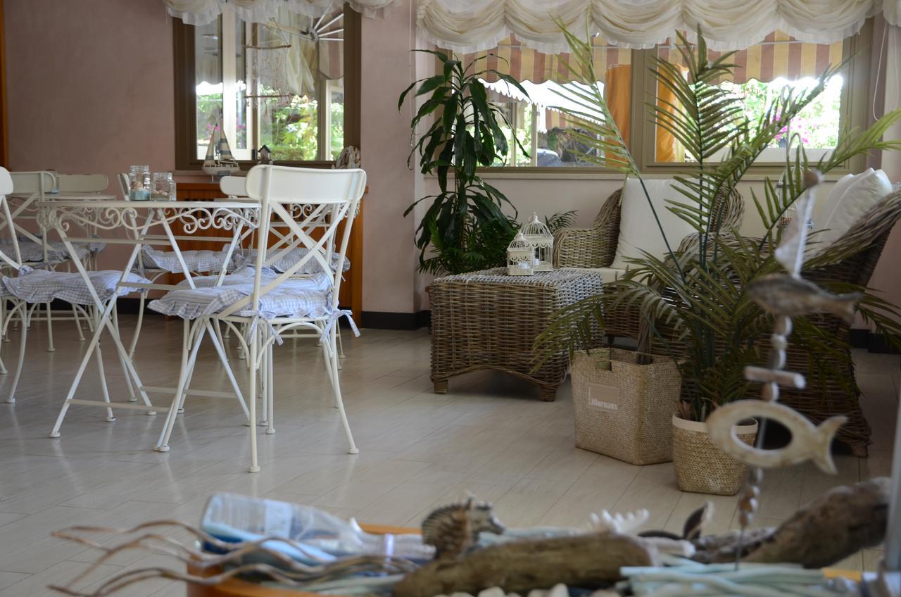 Hotel Monique تّشيرفييا المظهر الخارجي الصورة