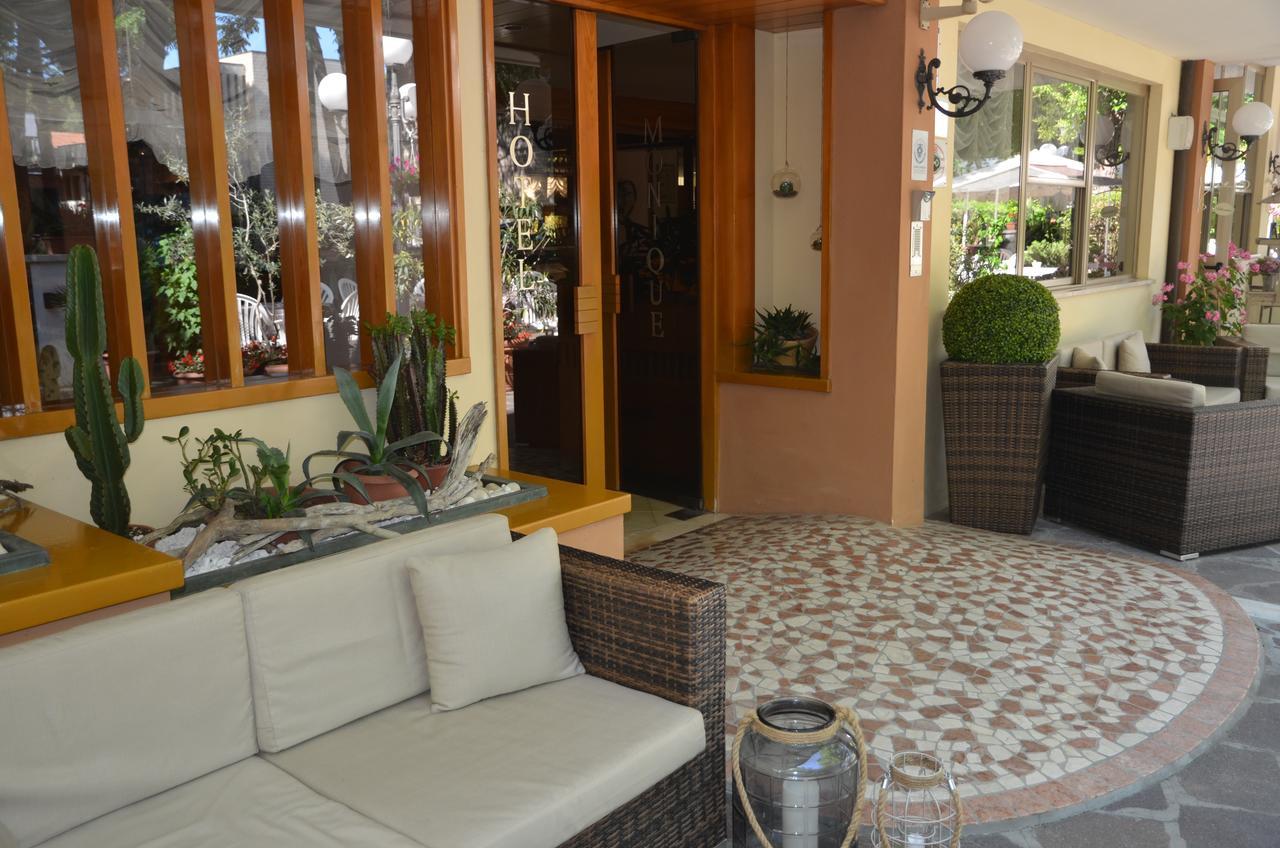 Hotel Monique تّشيرفييا المظهر الخارجي الصورة