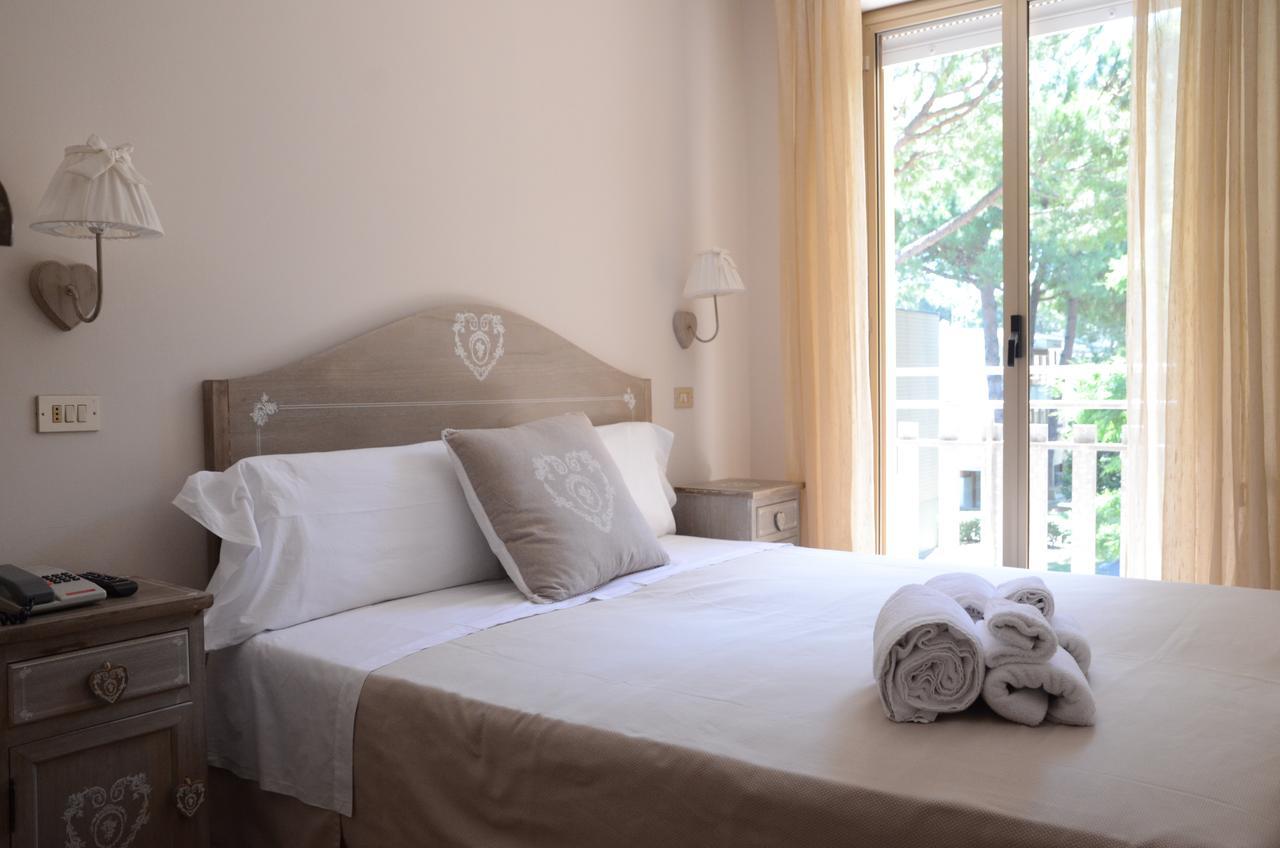 Hotel Monique تّشيرفييا المظهر الخارجي الصورة